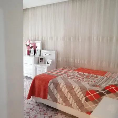 Tuter Holmes Apartament *